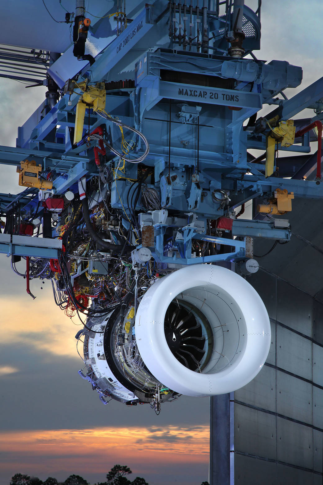 A gearbox allows the front and back turbines to spin at different speeds. 
