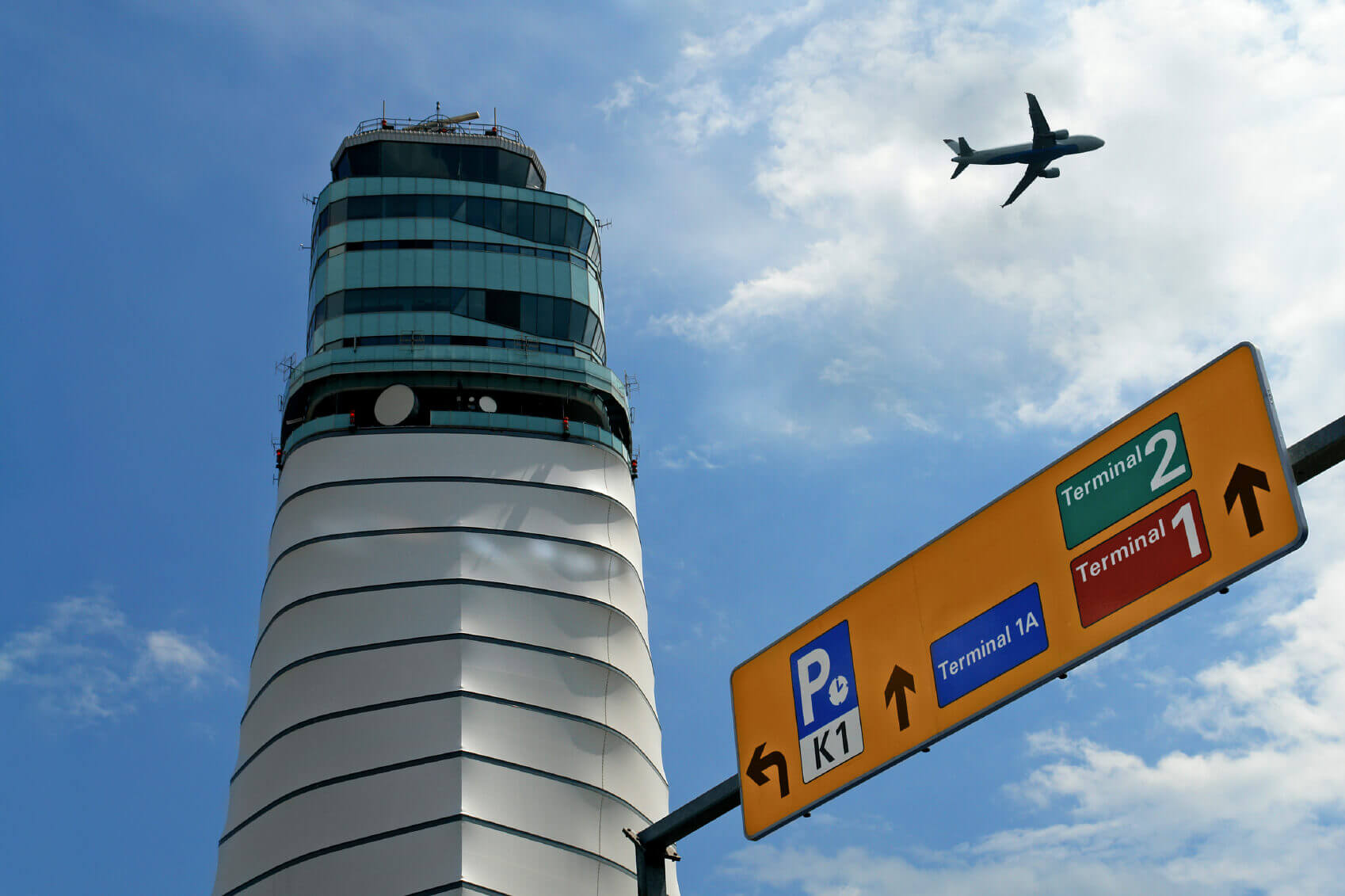 An image of an air traffic control tower.