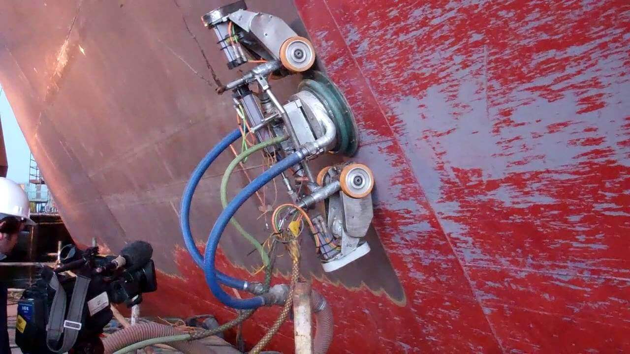 Ship hull cleaning device at work