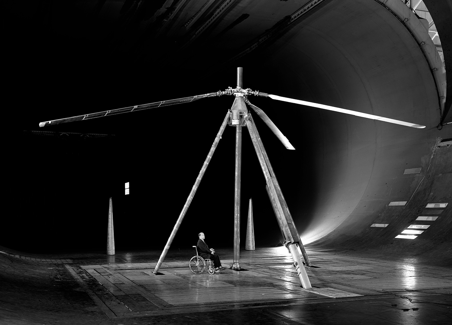 Wind tunnel with helicopter rotor blades for testing