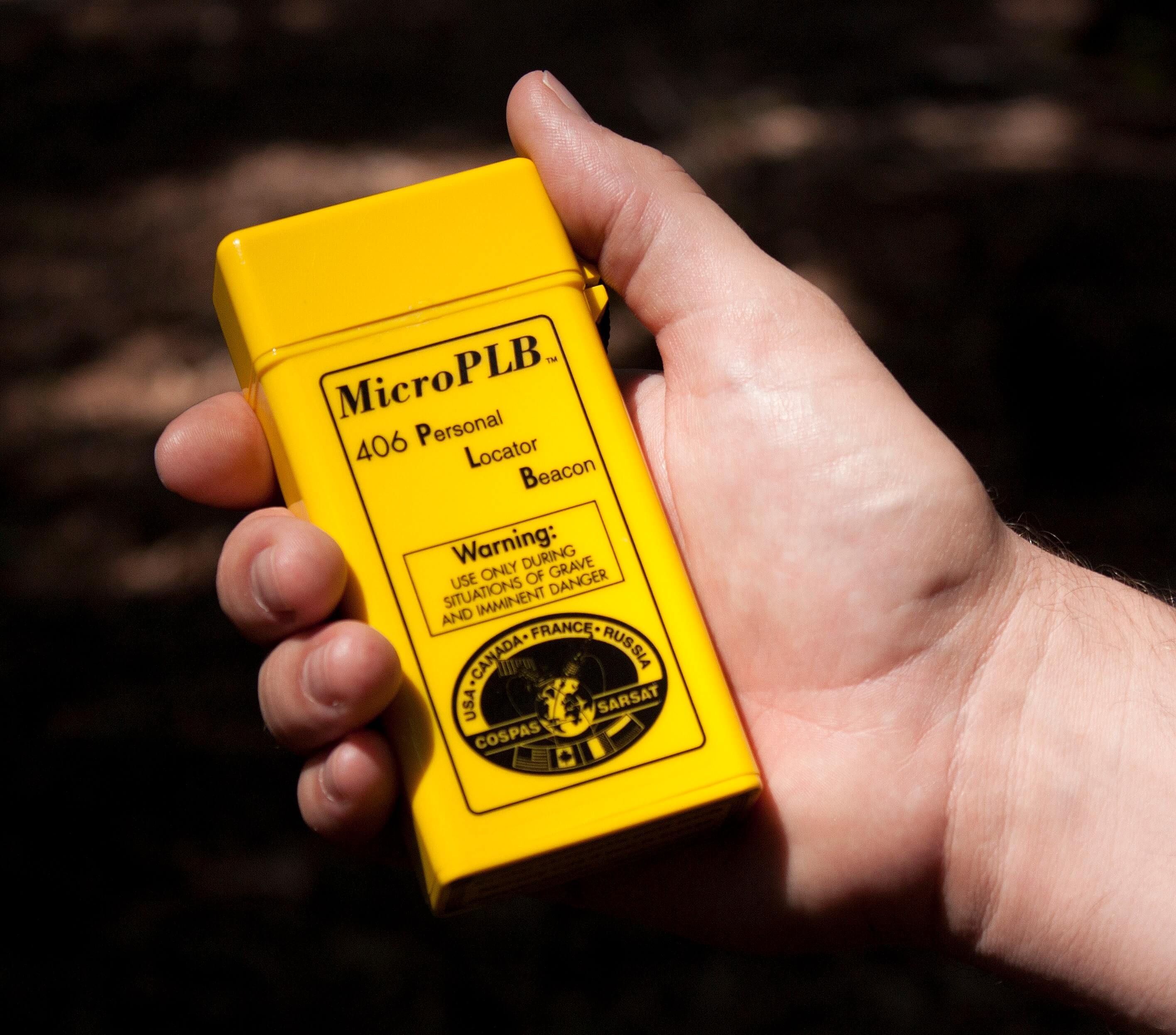 Portable personal locator beacon for sending distress calls