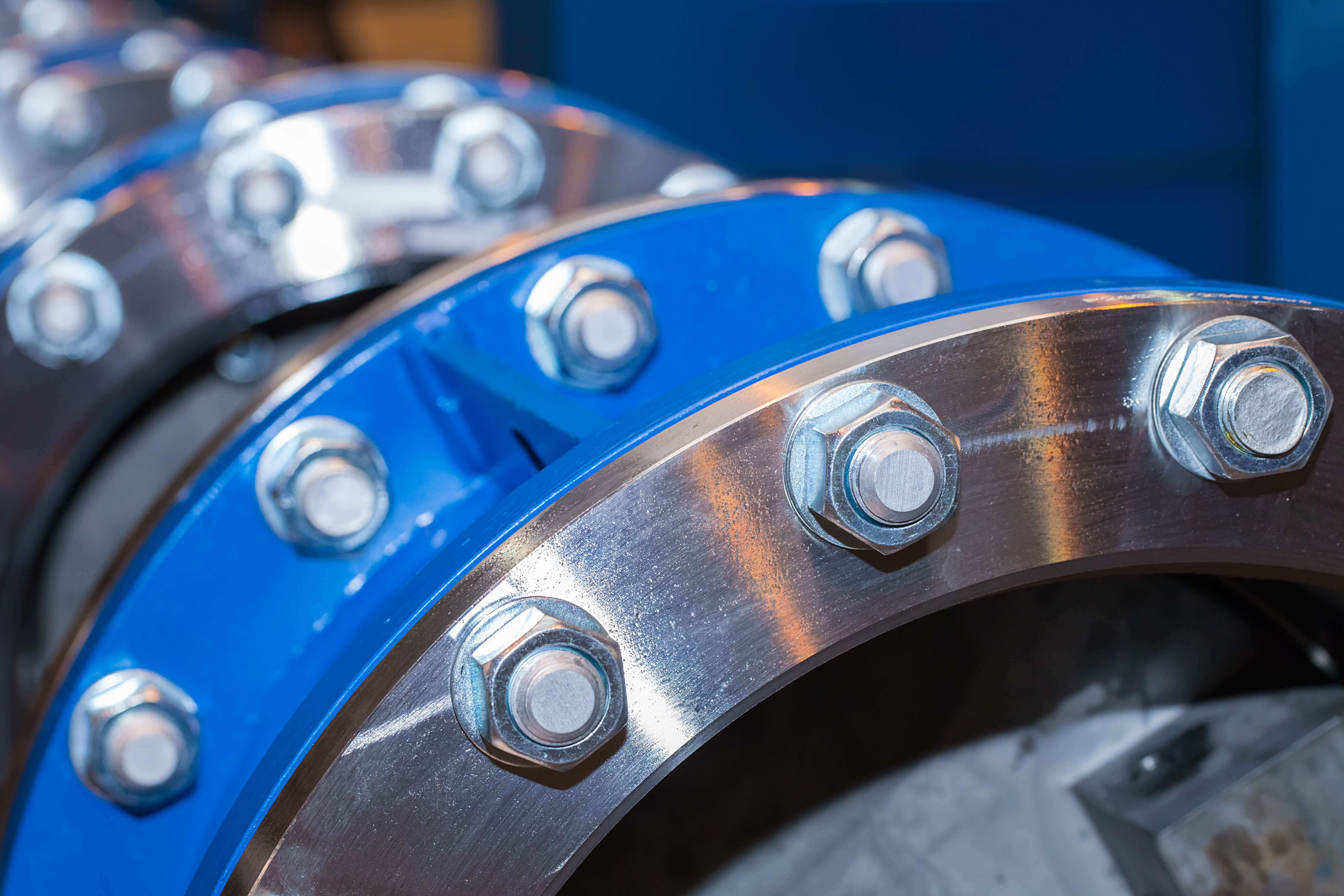 Connection tube with bolts