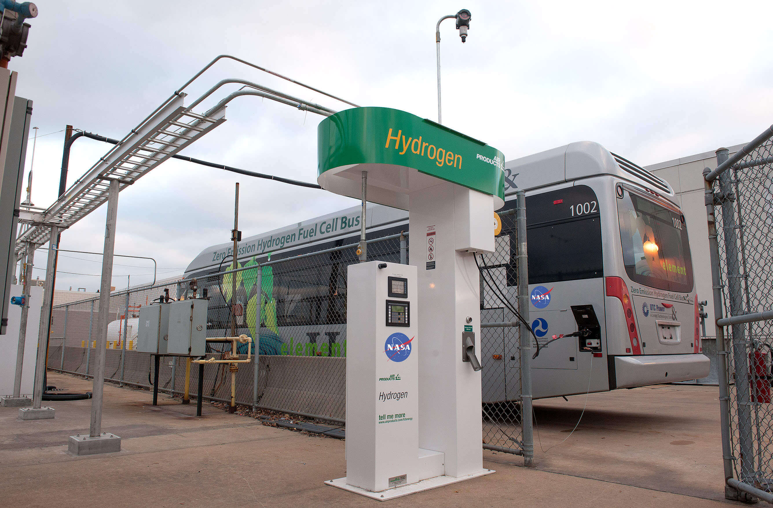 Bus filling up and a hydrogen filling station