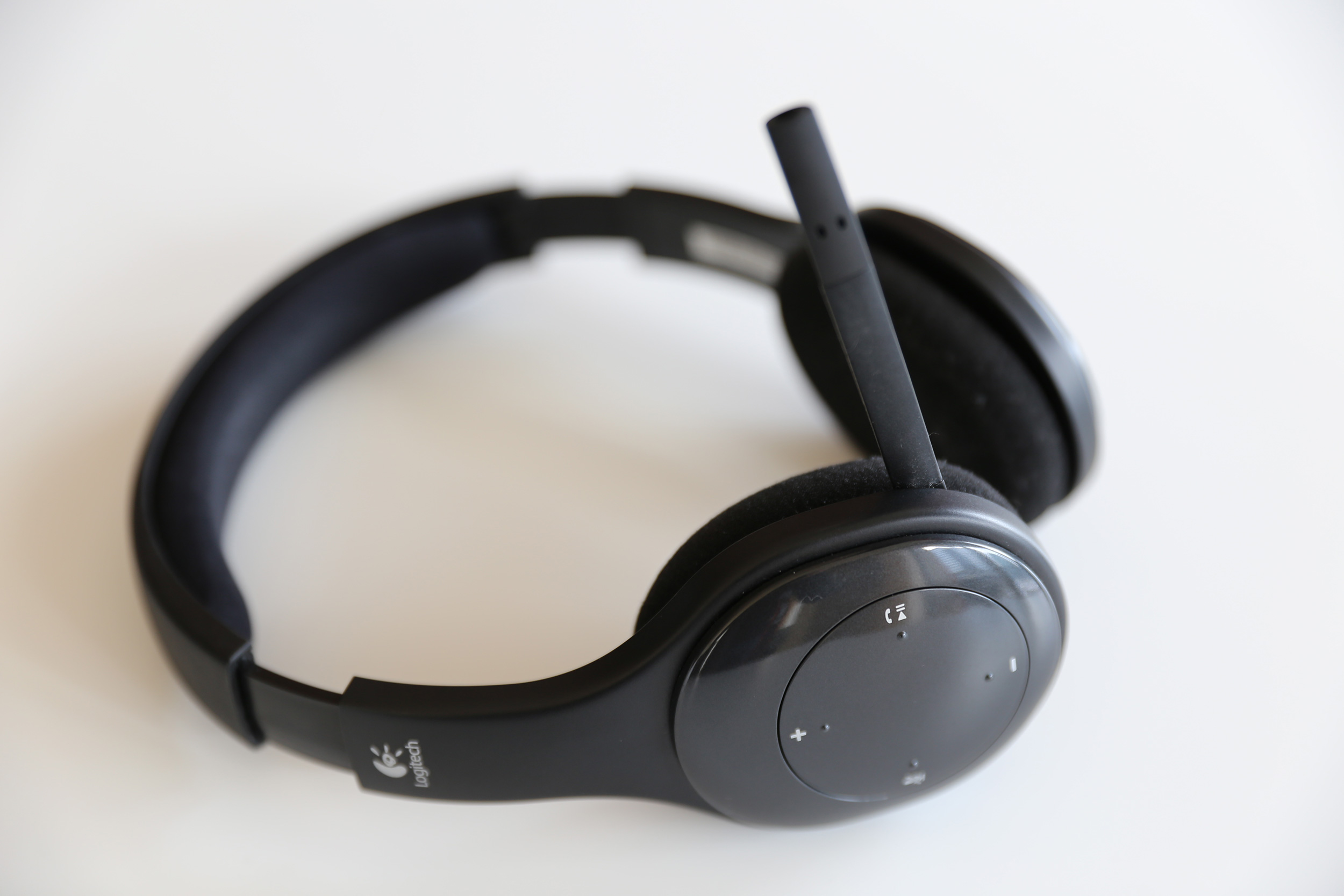 Gaming headset with built-in microphone